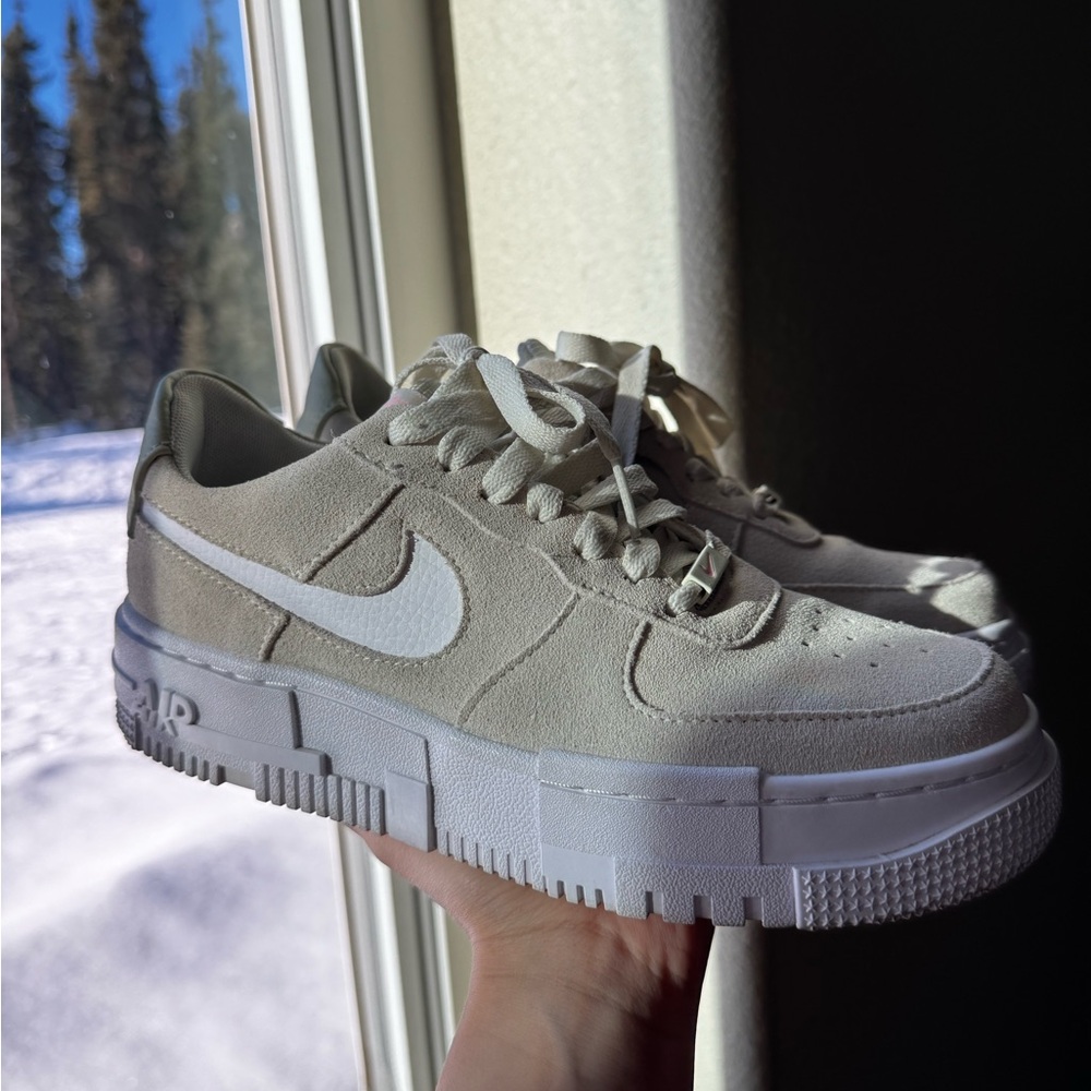 Nike Air Force 1 Pixel sage green, cream with pink accents